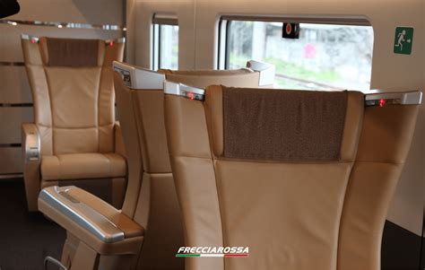 Interno di un pullman Golden Class con ampi sedili e tettuccio panoramico