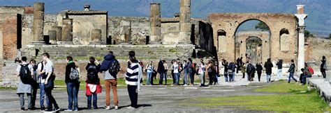 Guida turistica che spiega la storia di un luogo sacro a un gruppo di pellegrini