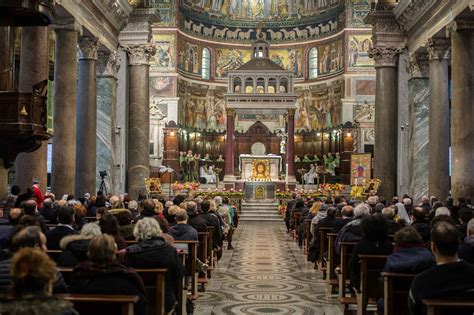 illustrazione di una comunità che canta in chiesa