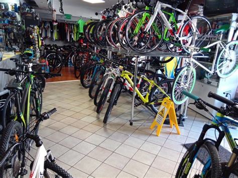 Negozio di biciclette e officina con attrezzi per la riparazione a Torino Santa Rita