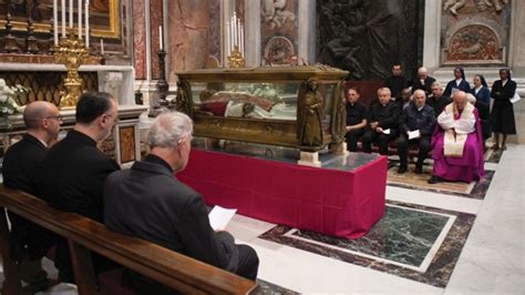 Urna con le spoglie di San Pio durante una traslazione