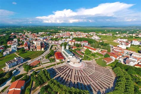Veduta aerea di Medjugorje con chiese e strutture ricettive
