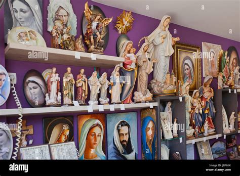 Mercato di souvenir religiosi a Medjugorje