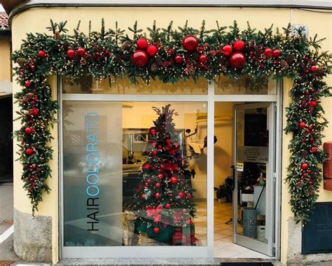 Esterno dell'Osteria della Provvidenza, struttura moderna e bassa con decorazioni natalizie