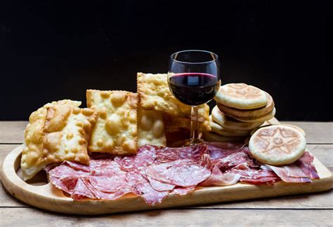 Piatto misto con tigelle, gnocco fritto e salumi assortiti