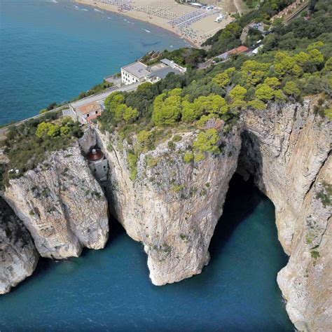 Veduta panoramica di Gaeta con il Santuario della Montagna Spaccata e il mare