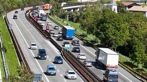 Immagine di auto in coda sull'autostrada in montagna