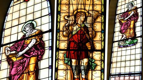 Dettaglio delle vivaci vetrate artistiche all'interno della Chiesa del Rosario, illustranti i Misteri del Santo Rosario.