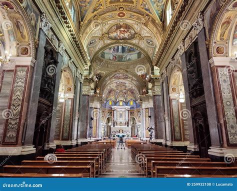 Interno del Centro Pastorale della Chiesa della Beata Vergine del Rosario, mostrando un'area comune o la Libreria Biblos.
