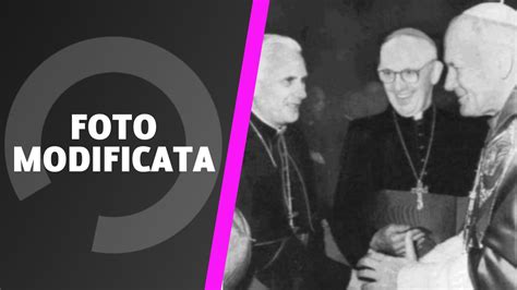 Giovanni Paolo II in una foto storica che lo ritrae durante il suo pontificato