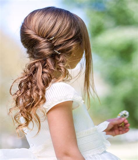 Foto di bambina con acconciatura semplice da battesimo