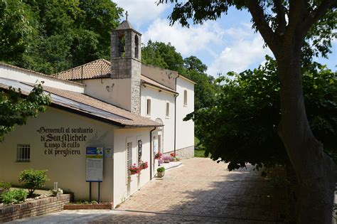 Interno della Grotta di San Michele a Liscia con vasca per l'acqua sacra e stalattiti