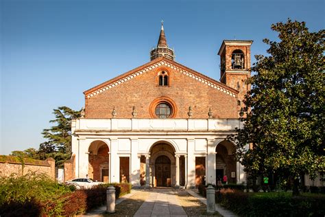 Facciata dell'Abbazia di Chiaravalle con dettagli architettonici cistercensi