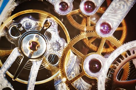 Illustrazione di un orologio con ingranaggi intricati che simboleggiano il controllo divino sulla storia