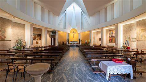 Veduta esterna della Chiesa del Santissimo Crocifisso a Pievebovigliana nel contesto paesaggistico