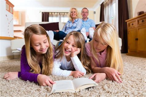 Famiglia che legge la Bibbia insieme in un ambiente sereno