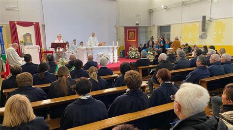 Famiglia che partecipa alla Messa domenicale