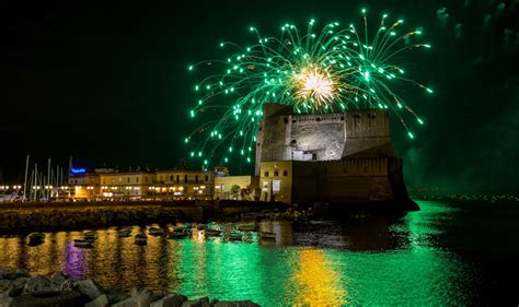 Foto di un tipico vicolo di Napoli durante una serenata con fuochi d'artificio