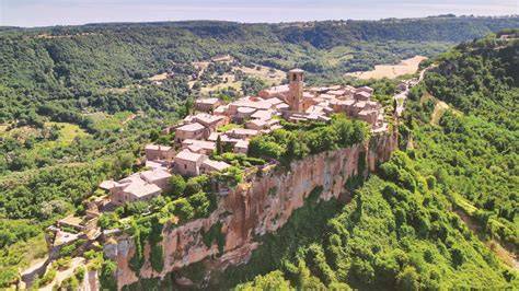 Foto panoramica del borgo di Civita con le sue case tipiche e l'ambiente circostante