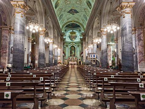 Interno della Chiesa di Santa Maria Assunta con l'iconostasi e le icone