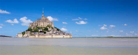 Foto panoramica di Mont Saint-Michel con la baia