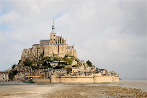 La baia di Mont Saint-Michel con la marea bassa e persone che camminano