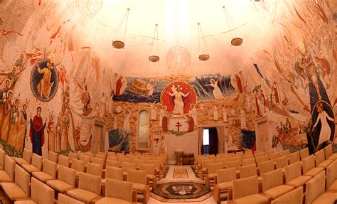 Foto della Cappella Redemptoris Mater che mostra i mosaici e la loro luce