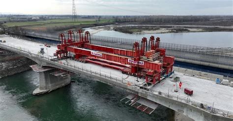 Foto: Operazioni di sollevamento impalcato su viadotto autostradale
