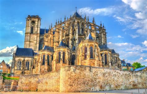 Vista esterna della Cattedrale di Le Mans con enfasi sulla transizione tra stile romanico e gotico
