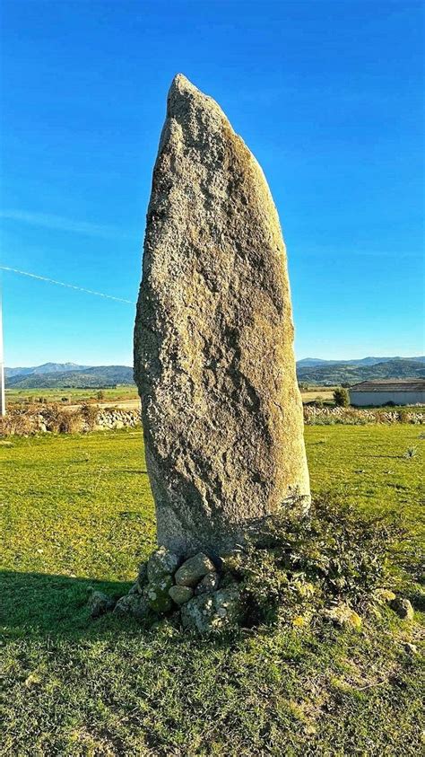 Il menhir preistorico accanto alla Cattedrale di Le Mans