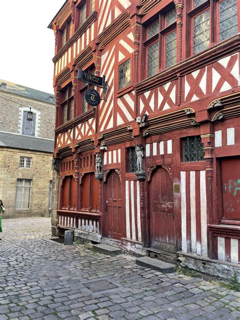 Panoramica della città di Le Mans con le sue case a graticcio e la cattedrale in lontananza