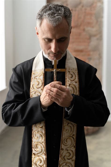 Foto di un sacerdote soddisfatto che indossa un paramento su misura