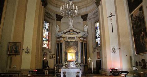 Interno del Santuario della Madonna della Riva con dettagli architettonici