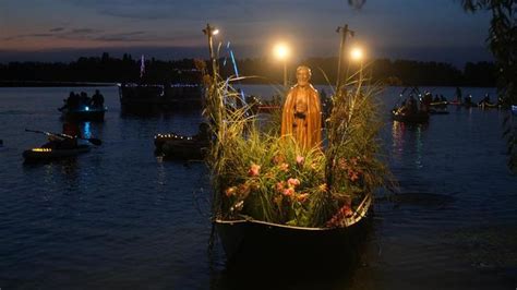 Scorcio della processione delle barche illuminate sul lago, durante la festa del Santuario
