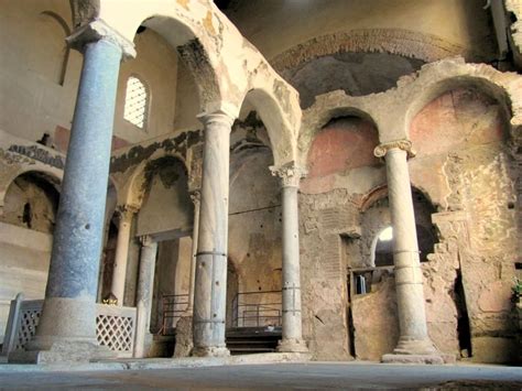 Interno della Basilica di San Felice a Cimitile con dettagli architettonici