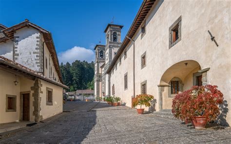 Architettura esterna dell'Eremo di Camaldoli, con mura in pietra e portone d'ingresso