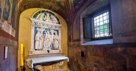 Interno della chiesa dell'Eremo di Camaldoli, con particolare sull'altare maggiore
