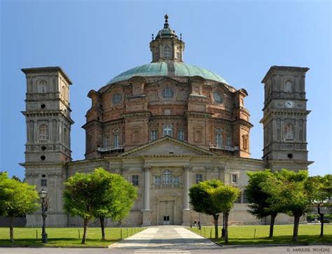 Veduta esterna del Santuario di Vicoforte con la cupola