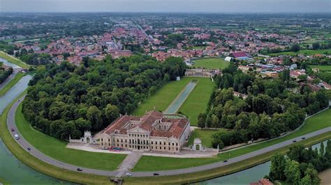 Foto della facciata barocca di Villa Pisani a Stra
