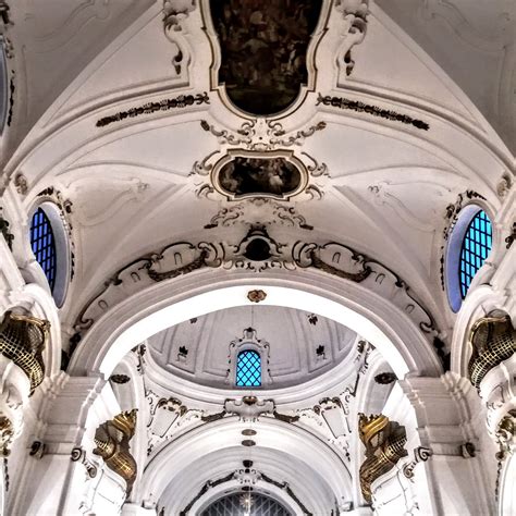 Dettaglio degli stucchi interni della chiesa
