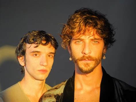 Foto promozionale dei Santi Francesi sul palco durante una performance
