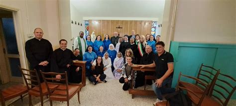 Foto delle Serve del Cuore Immacolato di Maria impegnate in attività di formazione con donne e giovani