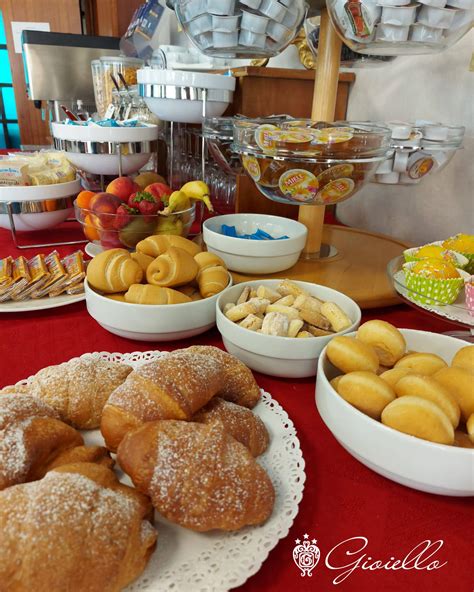 Tavola della colazione a buffet con torte fatte in casa e frutta fresca all'Hotel Alessandra