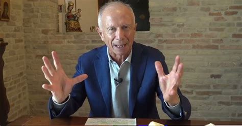 Foto di Alberto Maggi mentre tiene una lezione o conferenza, con un'espressione pensosa