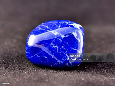 Zaffiri e lapislazzuli su sfondo blu