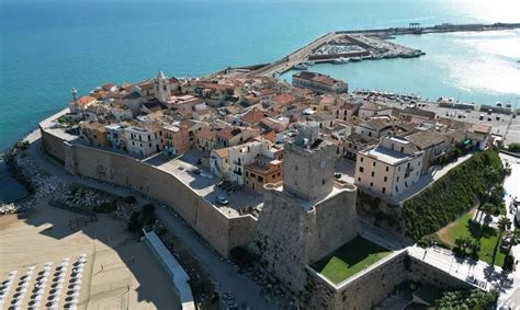 Foto panoramica del Borgo Antico di Termoli con la Cattedrale in primo piano