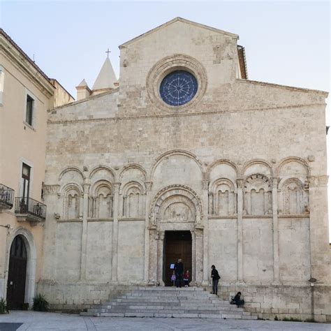 Dettaglio della facciata della Cattedrale di Termoli con le decorazioni scultoree