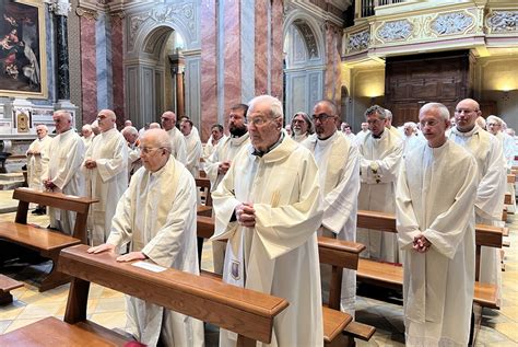 Infografica sulla diminuzione dei sacerdoti nella Diocesi di Treviso negli ultimi 10 anni