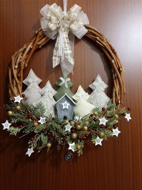 decorazioni porta Natale fai da te con ghirlanda e fiocco