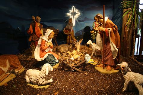 presepe natalizio all'esterno della porta